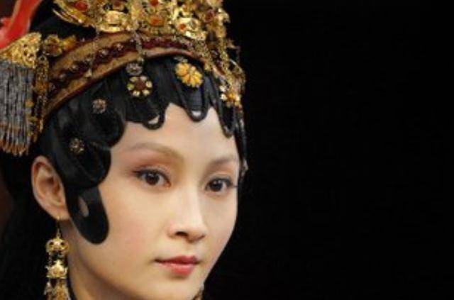 高个男子同回住处,疑有新恋情,老公曾多次与美女约会_姚迪_父母_越剧