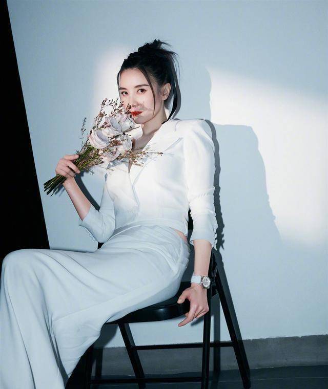 原创原创40岁的宋佳衣品还是那么好v领西服配包臀长裙优雅大方又减龄