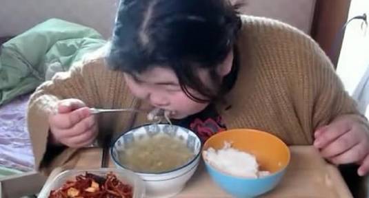 最敬业的大胃王为了吃从100斤吃到了300斤