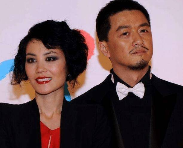 原创李亚鹏女友近照曝光穿红色吊带裙大秀好身材气质不输前妻王菲