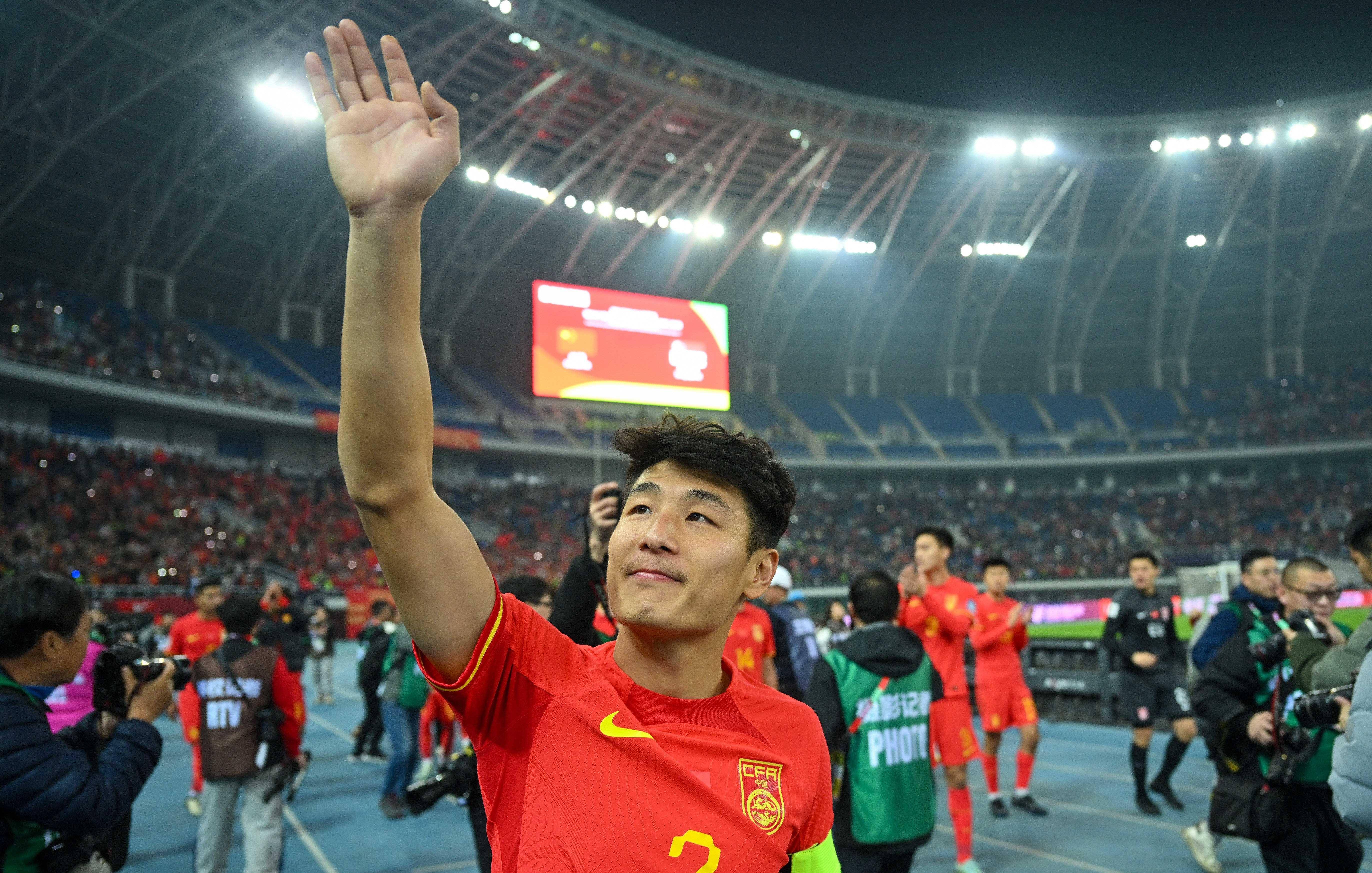 国足一哥武磊大爆发!两战新加坡狂进4球,世预赛已斩5球!