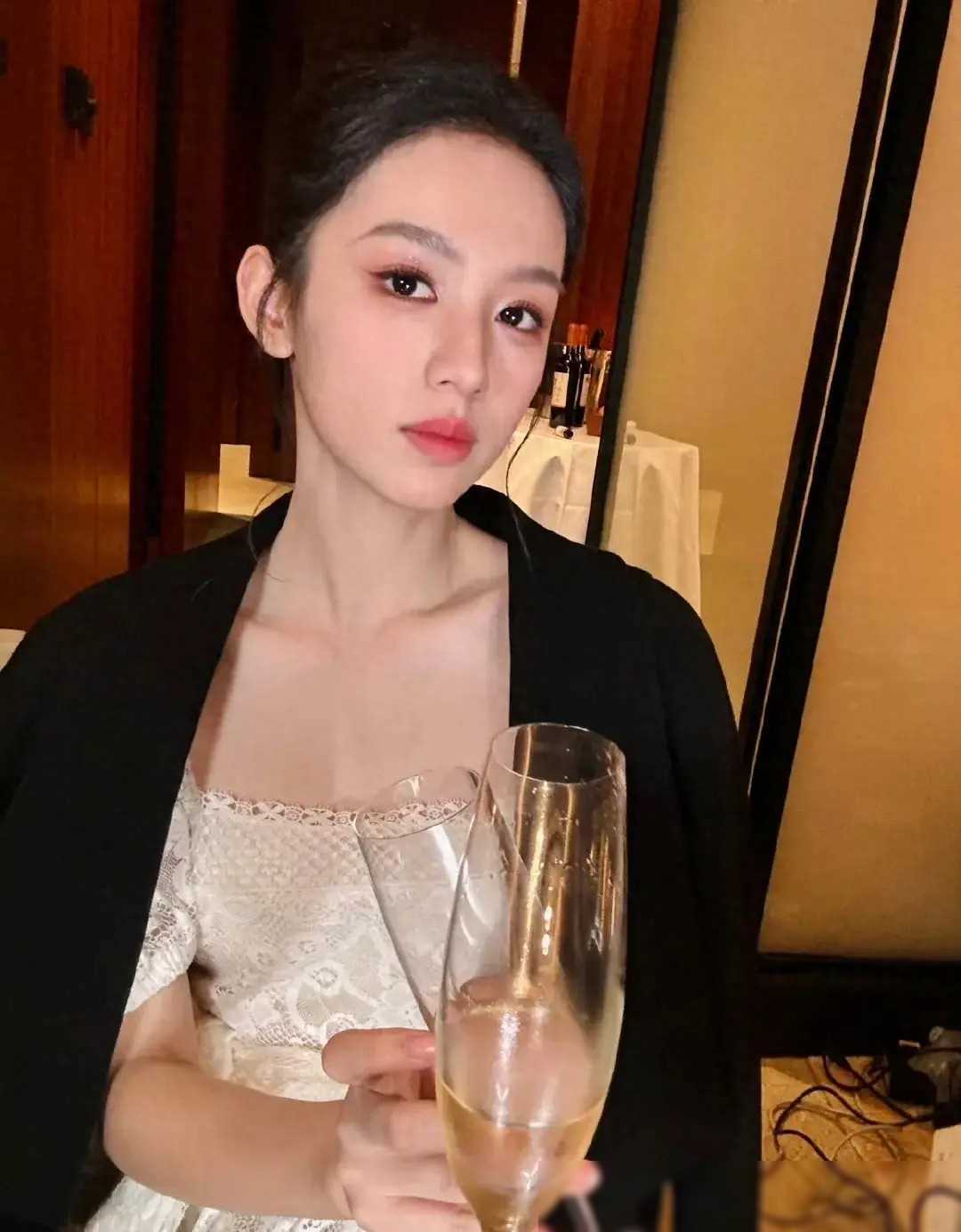 周佳琪的高中时期在武汉市武昌区的一所中学就读,她从高一开始便展现