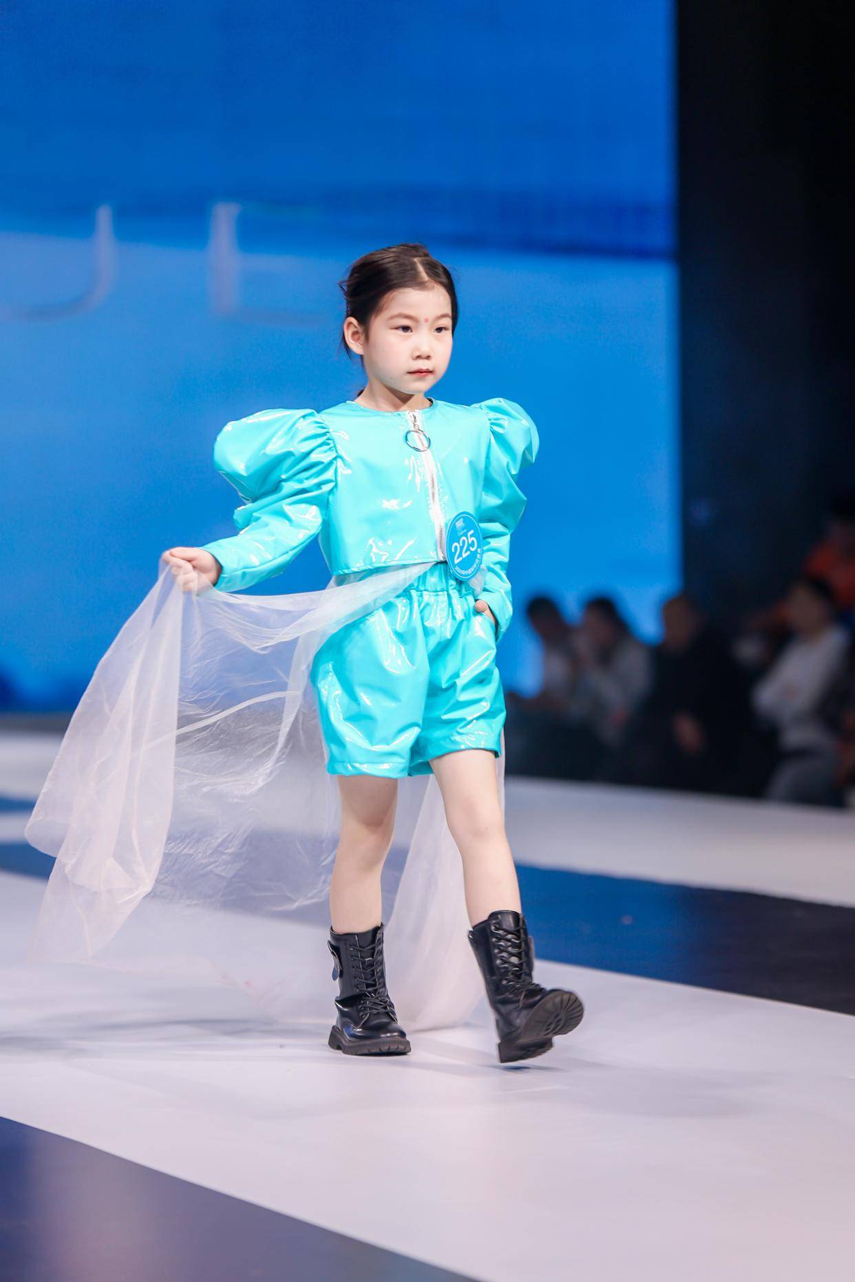 山西少儿模特天屹童模刘家睿荣获2024华中国际时尚盛典主题冠军