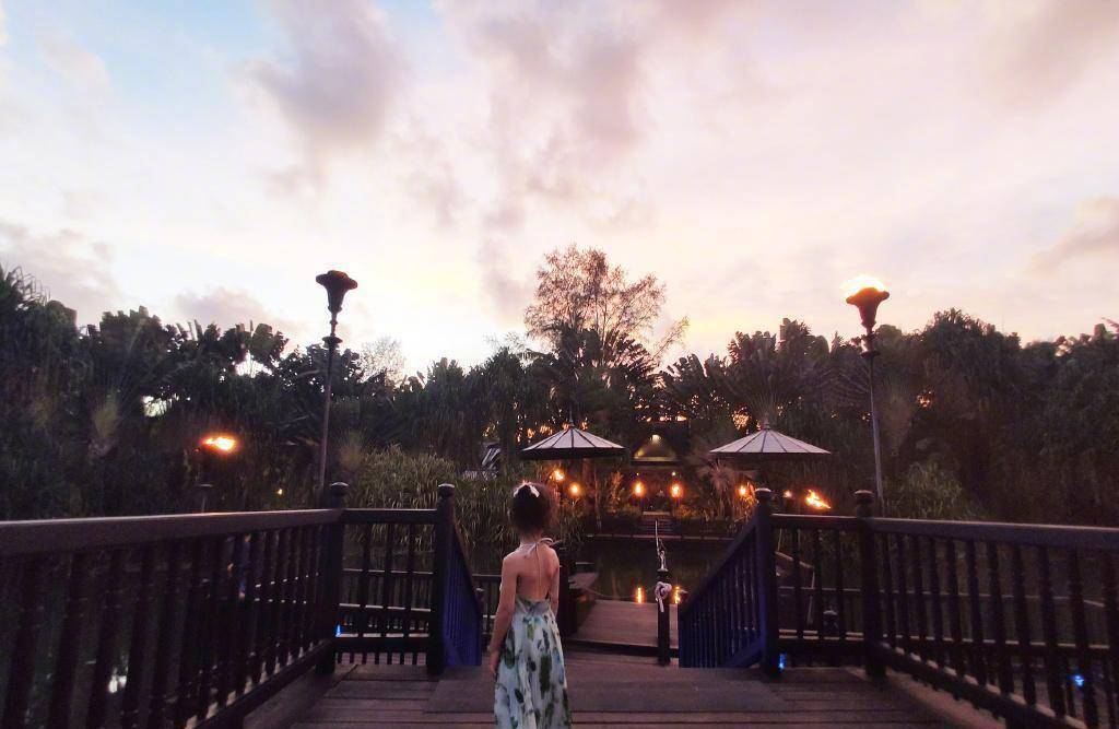 原创原创35岁张梓琳携家人度假女儿扎小辫很可爱一家三口烛光晚餐好