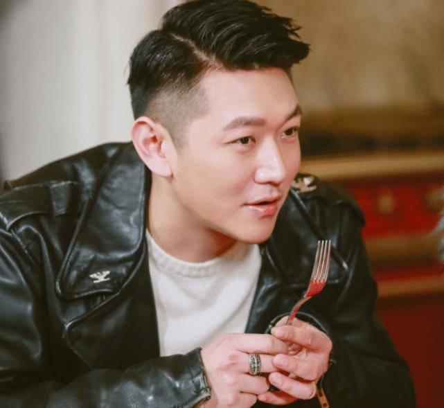 在事业最巅峰的时期,田源除了主持《天天向上》之外,还参加了其他的