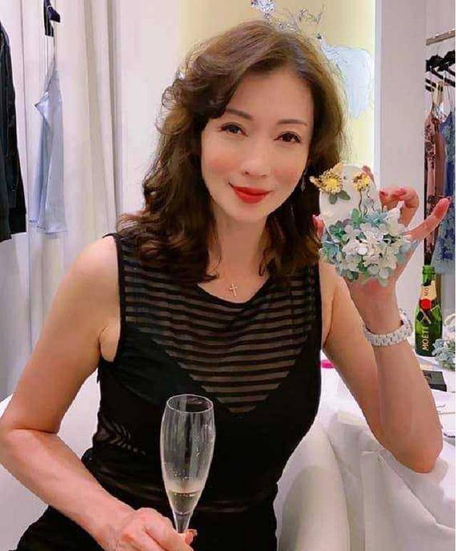 原创50岁温翠苹被拍与男子约会,举止亲密同回住宅,曾2嫁国外有1女