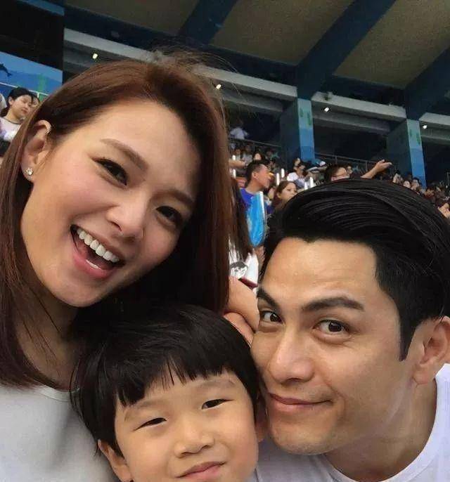 吕慧仪离婚以后把所有的精力都放在事业和照顾儿子身上,她也算得上是