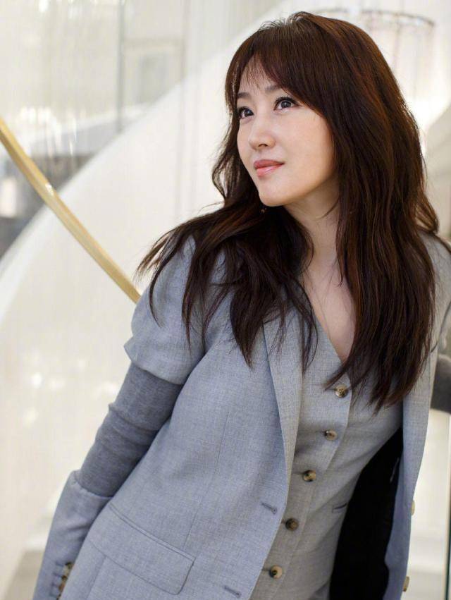 原创原创48岁杨钰莹太显嫩高级灰色西装搭配马甲个子小气场却很强大