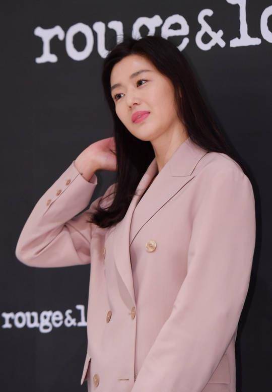 原创原创38岁全智贤亮相活动一身皮粉色套装气质减龄涂芭比粉更惊艳