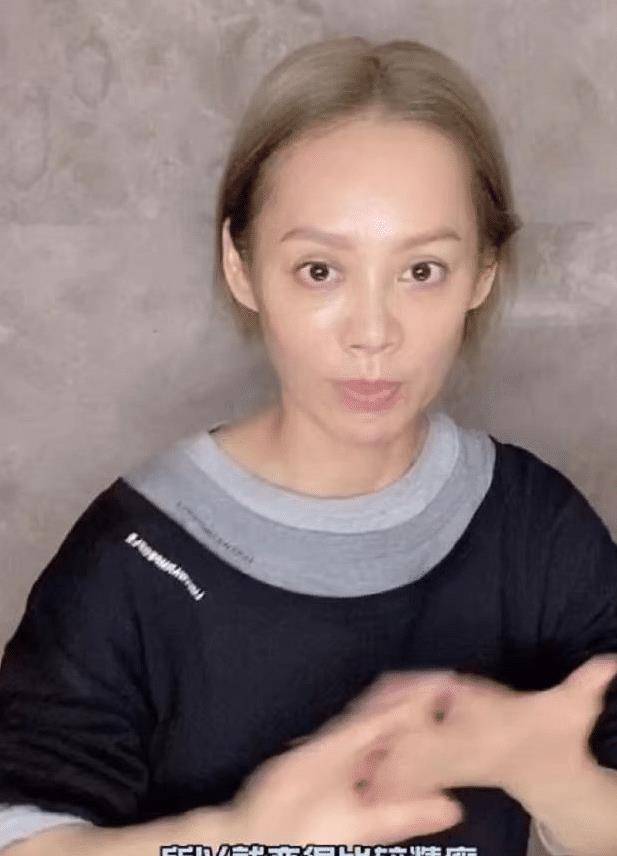 浓妆加持欧美风妆容扑面而来,宁静的妆容风格很有个性魅力,搭配上这