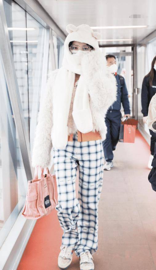原创许佳琪机场私服流出毛绒连帽外套配格纹长裤俏皮减龄时尚感满