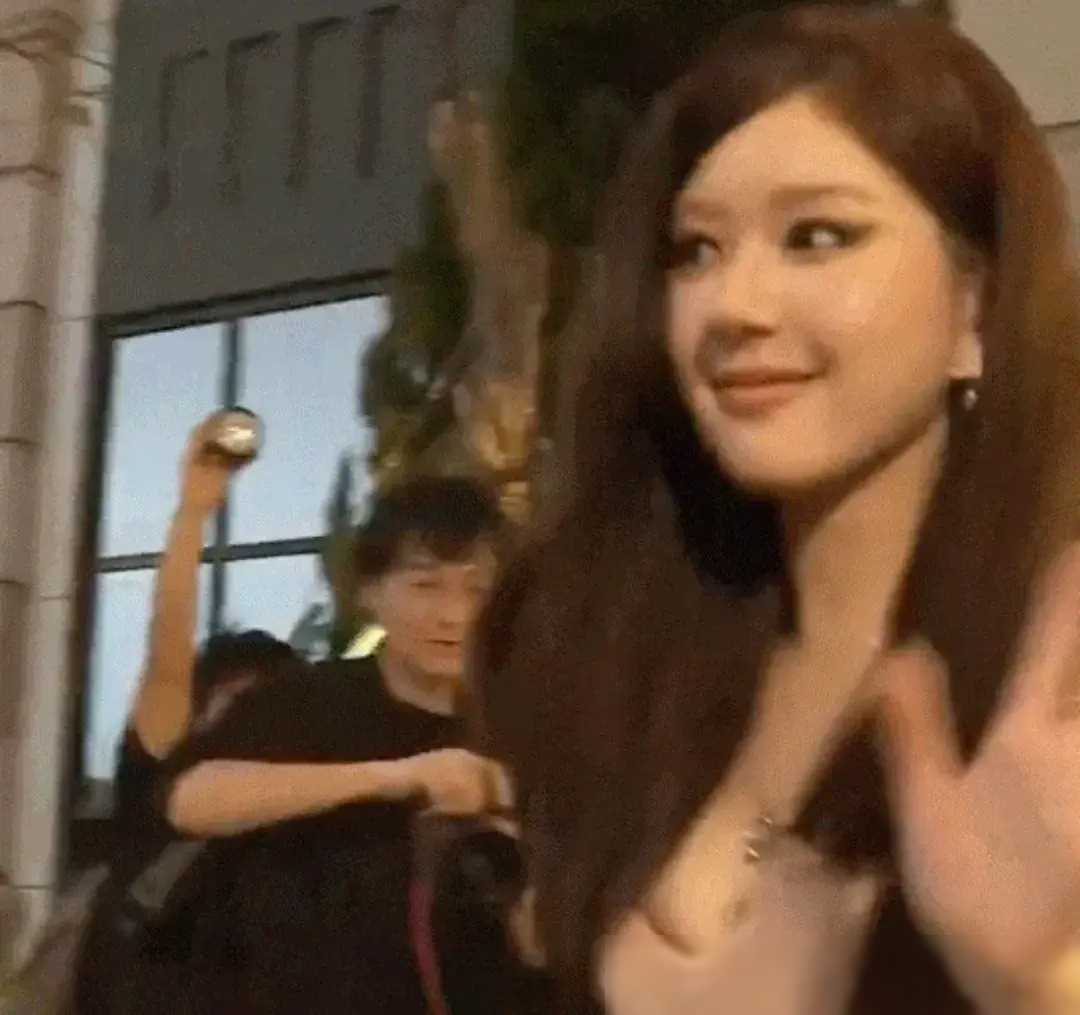 赵露思未修图曝光引发网友热议呼吁注重身材管理