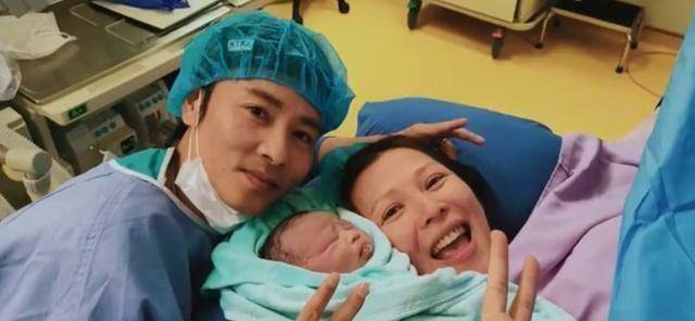 原创46岁蔡少芬高龄冒险产子三胎是伟大的母亲还是生子机器