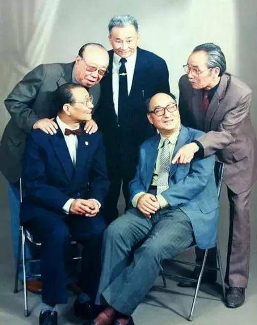 他曾在1950年的《白毛女》中饰演恶霸地主黄世仁,又在1961年的《红色