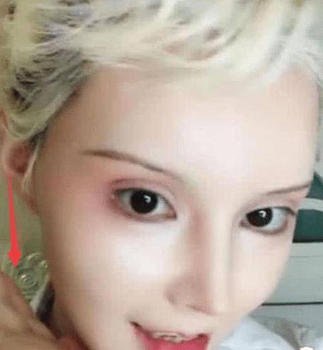 芭比娃娃迪丽拉素颜照流出皮肤吹弹可破看到双眼皮大的真过分