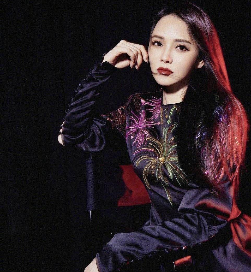 原创53岁的伊能静再唱儿子的歌曲一袭狂野红裙霸气十足好年轻