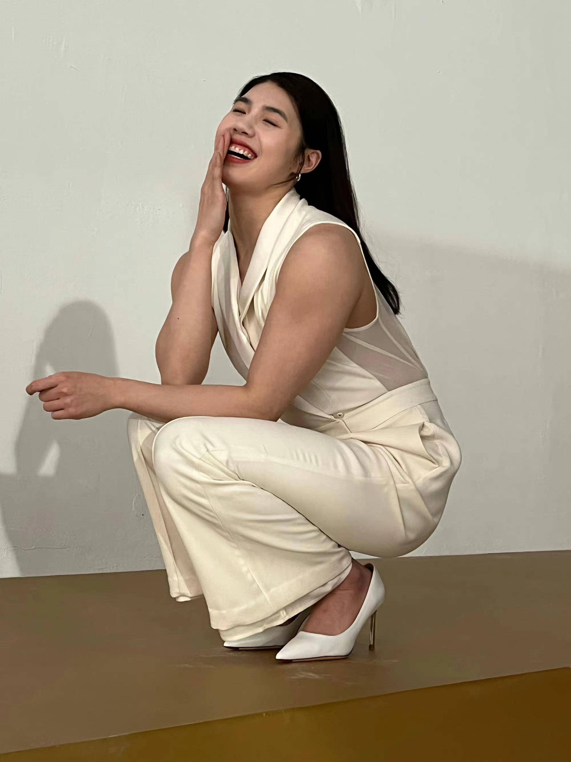 张宇菲穿着白色高跟鞋现身充满女人味26岁的花样年华魅力满满