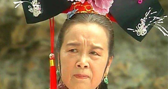 84岁容嬷嬷李明启现身精神好曾因角色让儿子差点丢了老婆