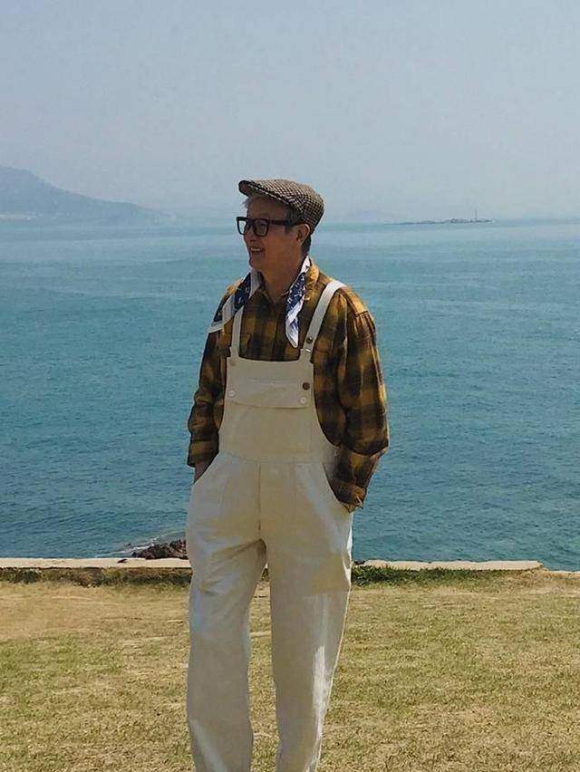 75岁大爷穿西装像霸道总裁83岁老大爷亮出脚上的鞋太潮了