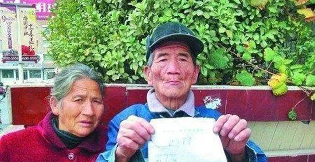 原创农民地中捡宝5万没卖交给国家20年后专家鉴定为赝品登门致谢