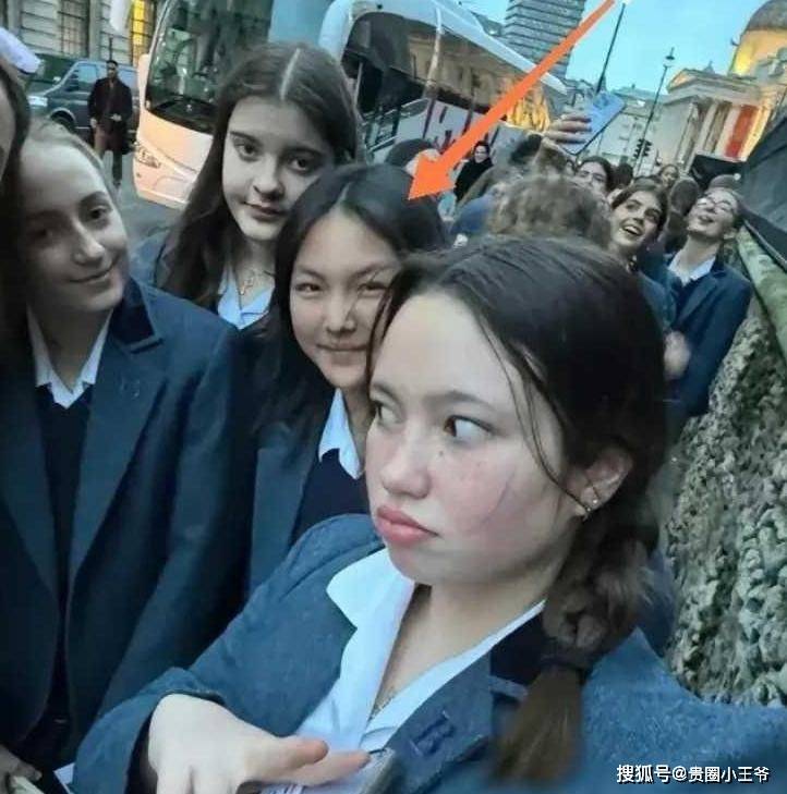 原创李湘女儿王诗龄留学日常曝光穿校服坐大巴与贵族同学关系融洽