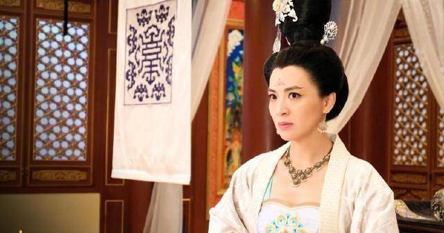 玩弄手段的钟雪霞的米雪,现身一场走秀,现场她身穿红色古装大婚礼服