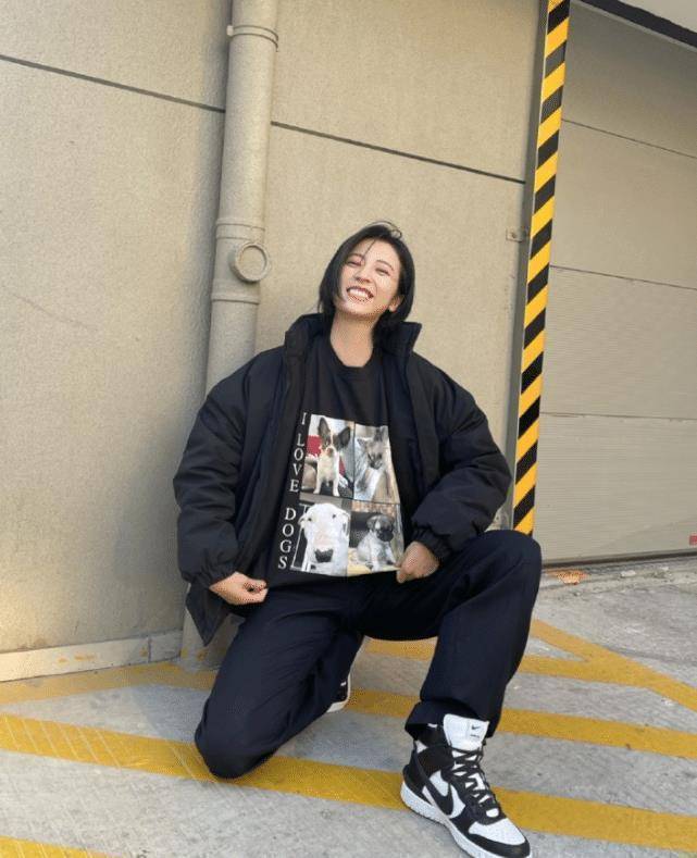 原创新一代时尚穿搭典范周雨彤拿皮夹克配碎钻靴轻松凹造型舒适大气