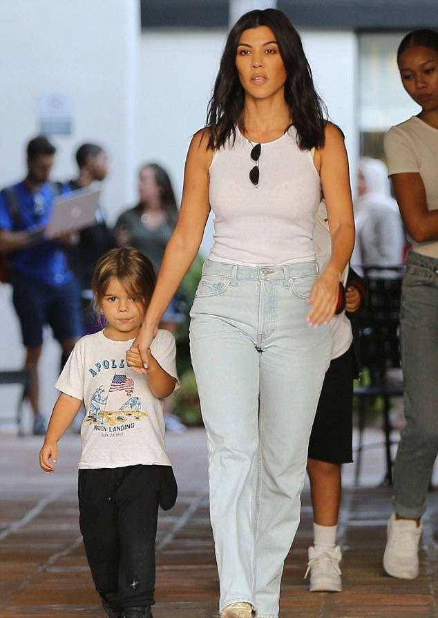 考特尼身为卡戴珊家族的老大,身高确实最矮小的