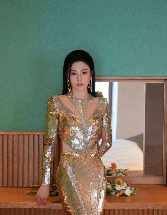 上海这一天36岁张雨绮用珠圆玉润的身材给白幼瘦女星上了一课