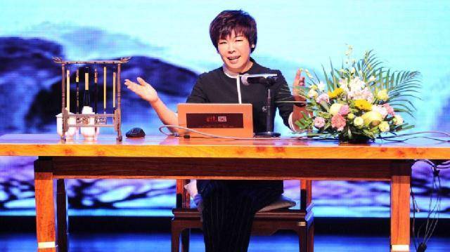 原创从国学大师到万人唾弃遭北大学生轰下台的于丹究竟怎么了