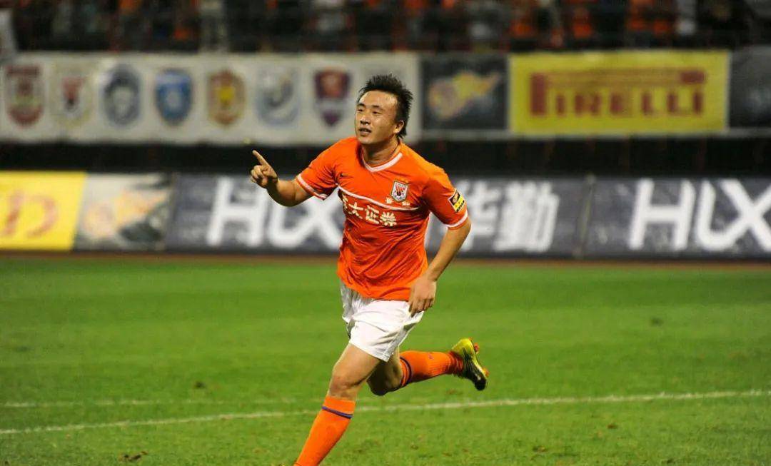 意外!王永珀亮相美国野球场,曾经的泰山悍将活得很悠哉