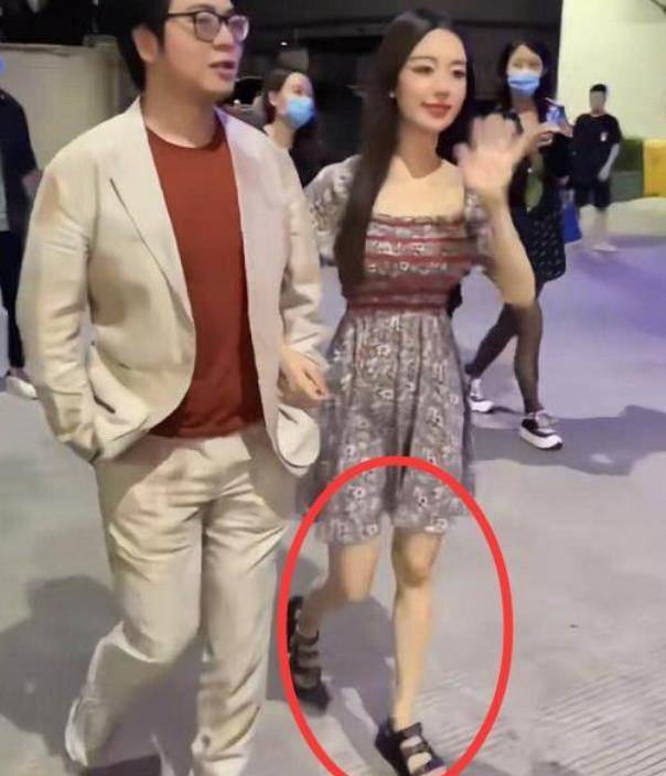 原创吉娜郎朗出门被偶遇路人镜头下吉娜真实腿围腰围真是瘦过度了