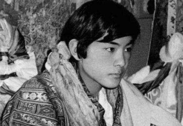 不丹前国王娶4个亲姐妹为妻,每位王后单独居住,见他得提前申请_辛格