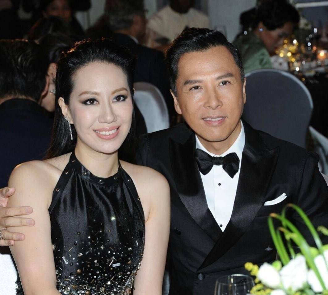 原创57岁甄子丹与小18岁妻子秀恩爱发文庆结婚17年夸其最美