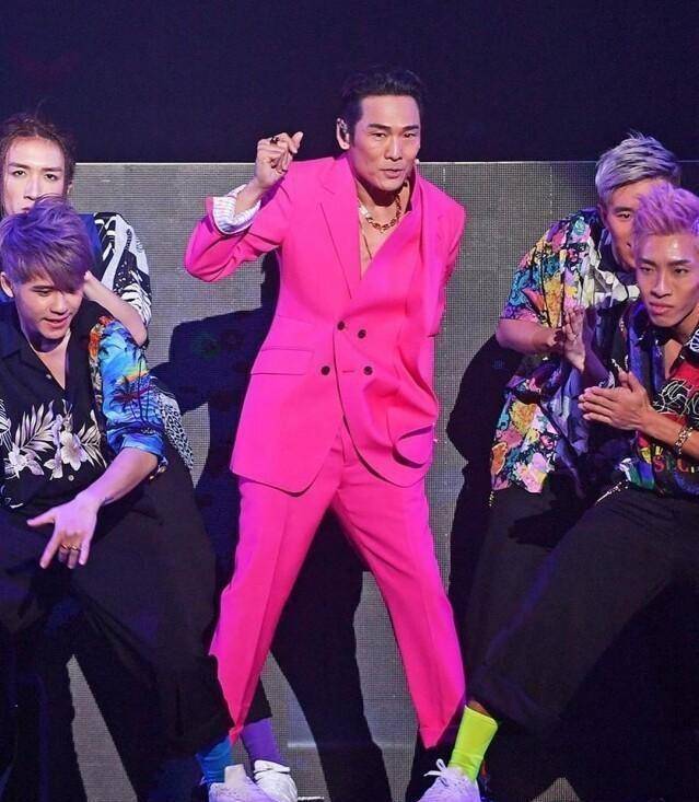 而在90年代初,杜德伟决定进军台发展,他在1990年发行了首张国语专辑