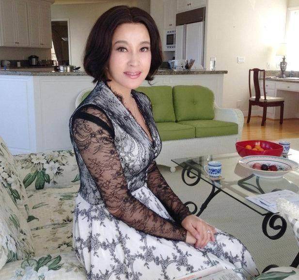 74岁富豪王晓玉非常宠爱60岁刘晓庆一老一少恍如隔代人