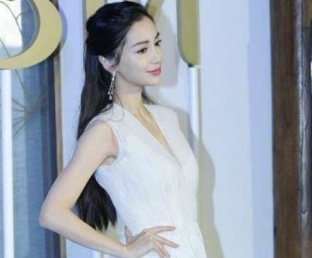 baby受伤后出现了深v连衣裙手指上还戴上了保持器网友心疼女神