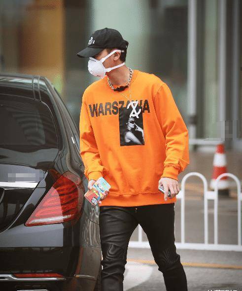 原创黄子韬手机突然亮起屏保上的女生头像露出不怕粉丝吃醋