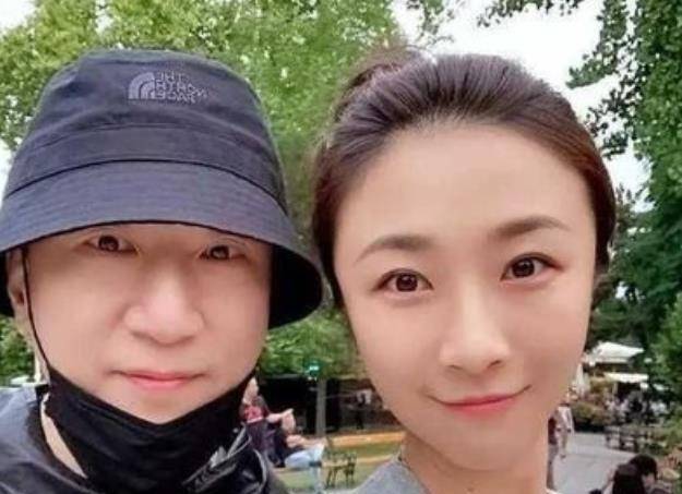 原创孙红雷与娇妻合照曝光太太穿旗袍尽显好身材网友夫妻相十足