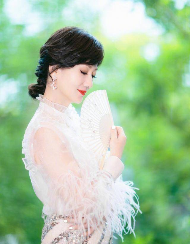 原创65岁赵雅芝不服老这么紧的裙子是怎么塞进去的比小姑娘还敢穿