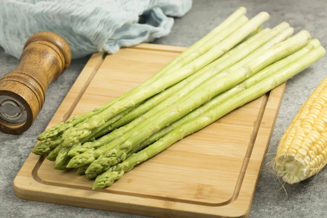 二,芦笋炒腐竹功效:清肝火,通肠道,益气血.