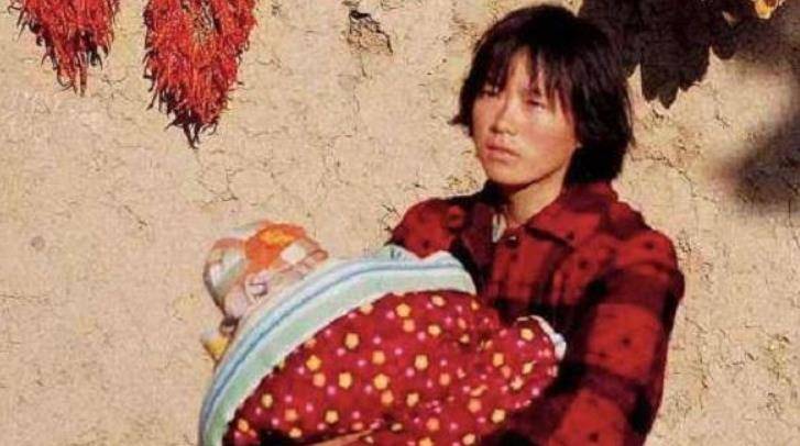 原创山区老农120元买下被拐女大学生两人同牲畜同住17年后来如何