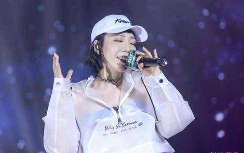 3亿策划费到街边商演,你以为吴莫愁遭封,其实另有隐秘_时候_父亲_照片