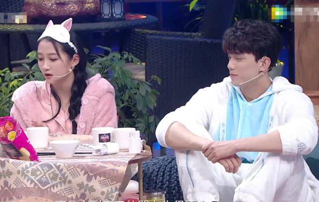 关晓彤吴磊参加睡衣秀当看清两人脚上拖鞋节目组太偏心了