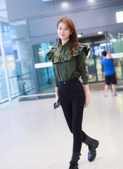 原创90后小花乔欣越来越时髦简单卫衣搭配牛仔裤小毡帽实在太抢眼