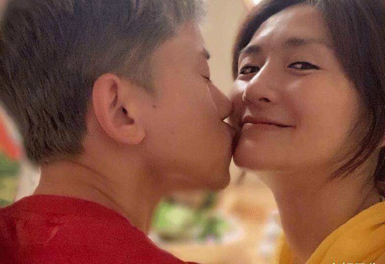 原创张杰为谢娜庆生教两女儿唱生日歌姐姐妹妹一起出镜这下更难分得清