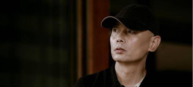 原创64岁葛优一家三口少见同框3岁儿子乖巧可爱戴帽子防人识