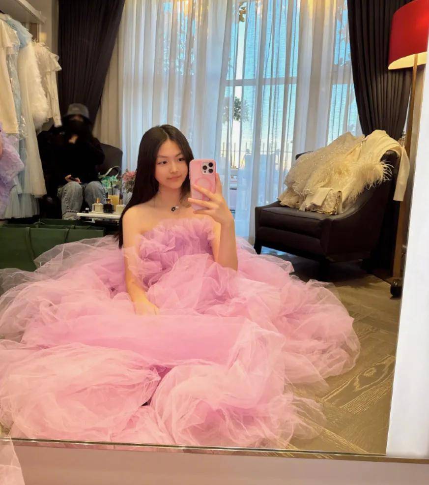 67王诗龄国外留学生活真奢靡穿10万行头倚豪车拍照才14岁就名媛范