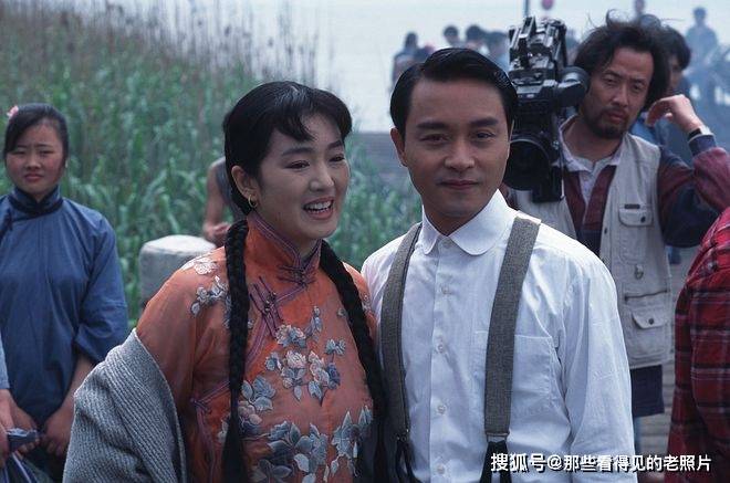 老照片 拍摄电影《风月》时的张国荣 真的是英气逼人_巩俐_香港_玩笑