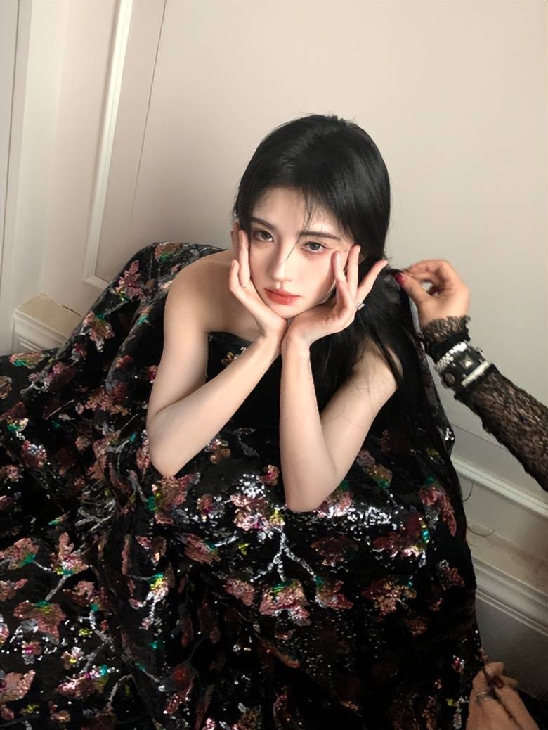原创黑底花裙出镜鞠婧祎妆容精致淑女范十足